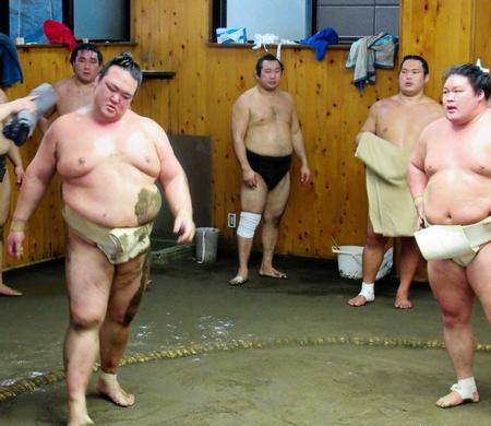 　豪栄道（右）に完敗し首をかしげる稀勢の里