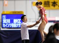 体操の全日本種目別選手権に出場した宮川紗江と、手を合わせる速見佑斗コーチ＝２０１６年６月５日