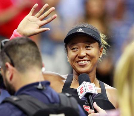 全米オープンテニスの女子シングルス準決勝で、マディソン・キーズを破り決勝進出を決め笑顔で手を振る大坂なおみ＝６日、ニューヨーク（共同）