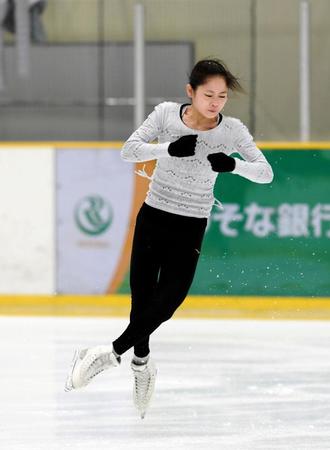 　公開練習でジャンプを飛ぶ宮原知子（撮影・山口登）