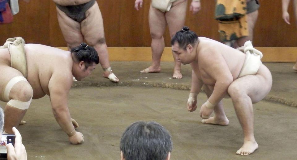 　時津風部屋に出稽古に赴き、汗を流す鶴竜（右）