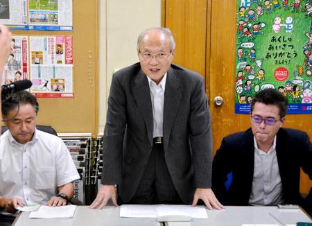 　日本体操協会の第三者委員会委員長としてあいさつした岩井弁護士（中央）