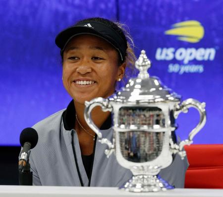 全米オープンテニスの女子シングルスを初制覇し、記者会見で笑顔を見せる大坂なおみ＝８日、ニューヨーク（共同）