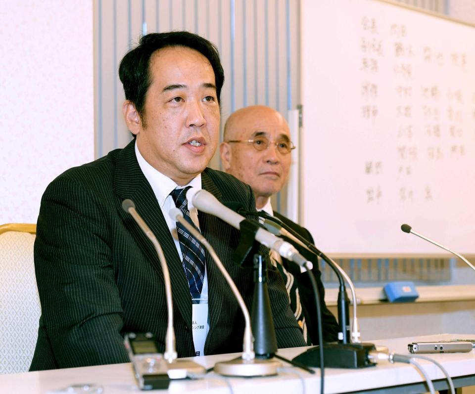 　日本ボクシング連盟の新体制が発足し、会見する内田貞信新会長（左）と鶴木良夫副会長