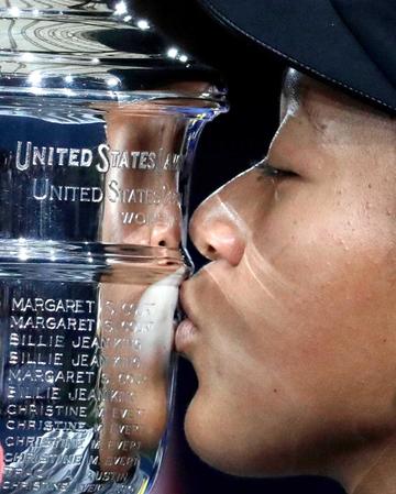 　全米オープンテニスの女子シングルスで初制覇を果たし、トロフィーにキスする大坂なおみ（ＡＰ＝共同）