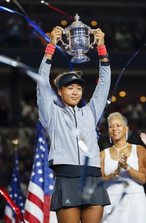 　全米オープンテニスの女子シングルスで初制覇を果たし、トロフィーを掲げる大坂なおみ＝ニューヨーク（提供・共同通信社）
