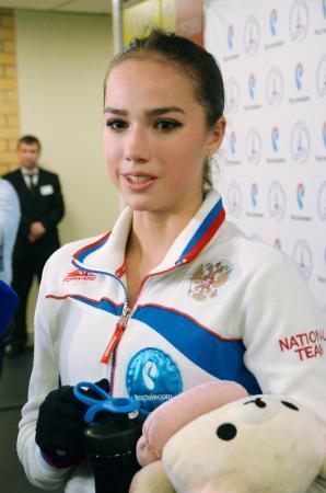 　新シーズンのフリー演技公開後、記者の質問に答えるフィギュアスケート女子のアリーナ・ザギトワ＝９日、モスクワ（共同）