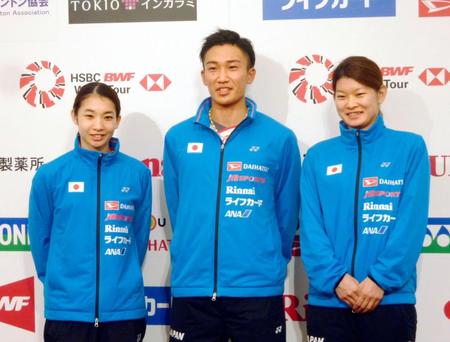 ジャパン・オープンに向けた意気込みを語った（左から）松友美佐紀、桃田賢斗、高橋礼華＝10日、東京都内
