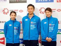 ジャパン・オープンに向けた意気込みを語った（左から）松友美佐紀、桃田賢斗、高橋礼華＝10日、東京都内