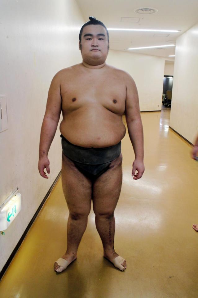 １番相撲で黒星を喫した朝阪神＝両国国技館
