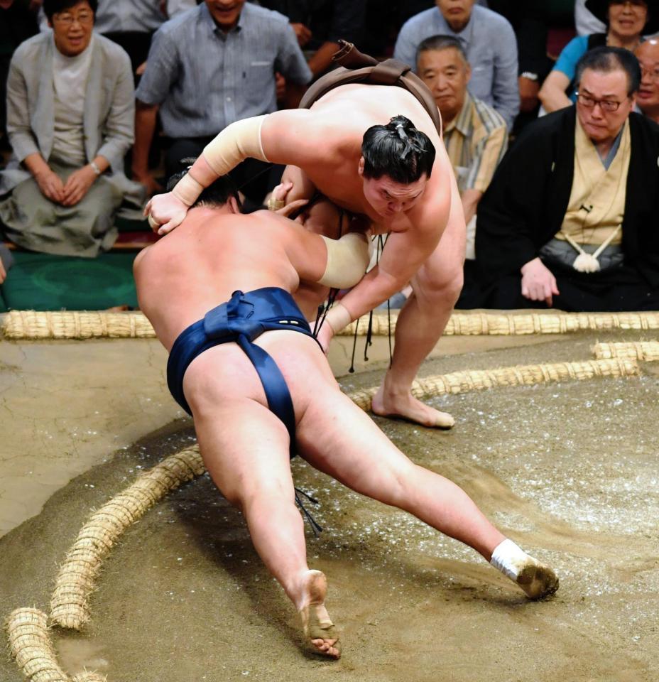 白鵬 強さみせつけ２連勝 横綱９００回目の土俵飾る スポーツ デイリースポーツ Online