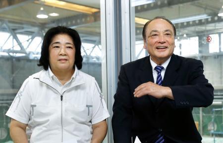 　インタビューに臨む、日本体操協会の塚原千恵子女子強化本部長（左）と塚原光男副会長