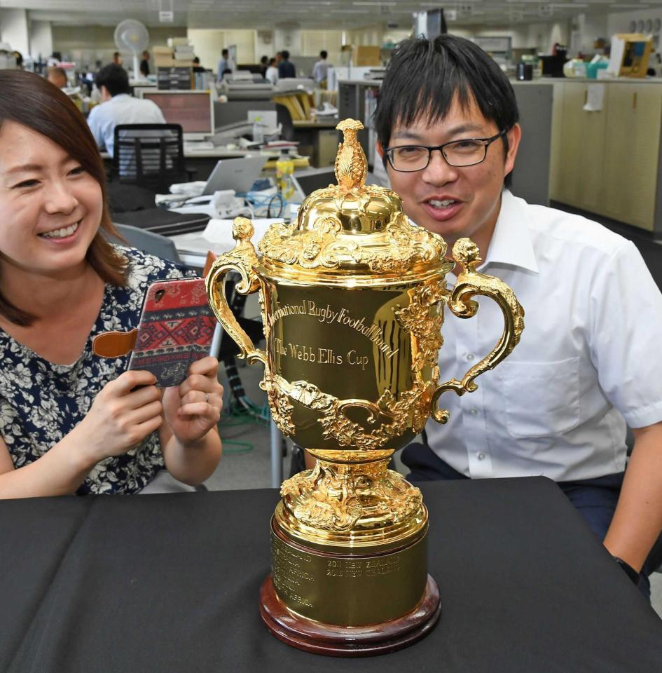 　ラグビー２０１９年Ｗ杯日本大会の優勝トロフィー