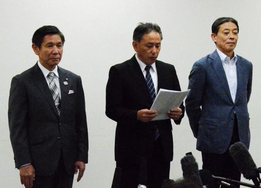 塚原夫妻の職務一時停止措置を発表した具志堅副会長（左）、山本専務理事（中央）、竹田監事（右）