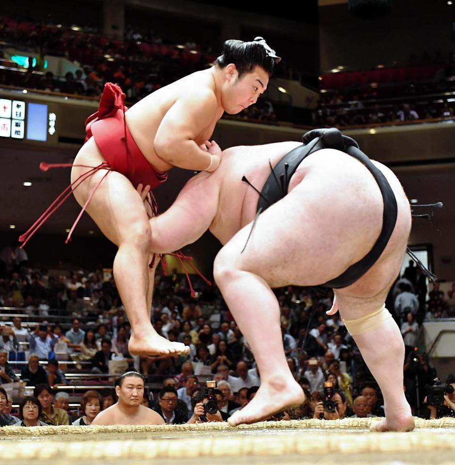 臥牙丸（右）を相手にジャンプする炎鵬＝両国国技館（撮影・西岡正）