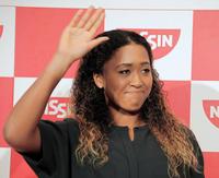 帰国記者会でカメラに向かって手を振る大坂なおみ＝神奈川県横浜市（撮影・堀内翔）