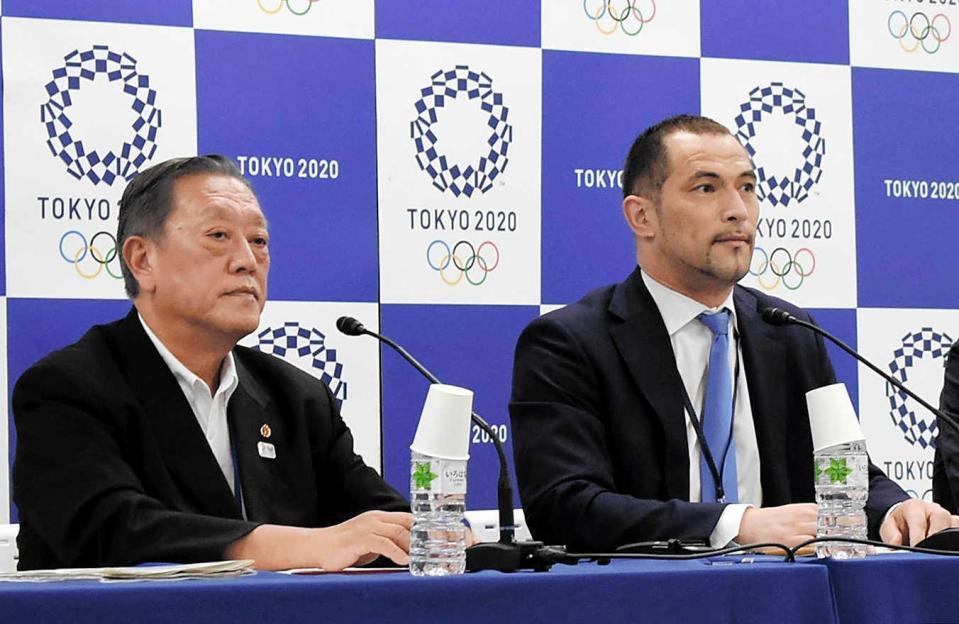 　競技日程について説明する東京２０２０組織委員会の室伏スポーツディレクター（右）と安部スポーツマネジャー