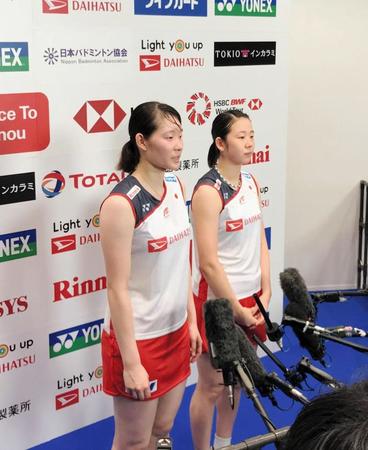 初戦で快勝した松本（左）と永原