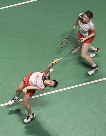 　女子ダブルス準々決勝で中国組に敗れた永原（下）、松本組＝武蔵野の森総合スポーツプラザ