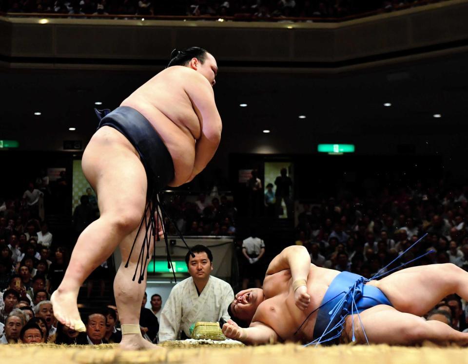 　正代（右）を上手投げで破る稀勢の里（撮影・中田匡峻）