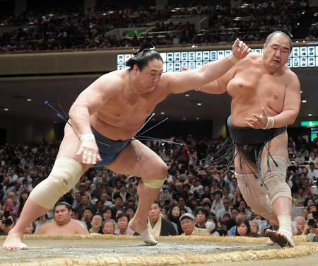 安美錦は旭秀鵬（左）に押し出しで破れる＝両国国技館（撮影・堀内翔）