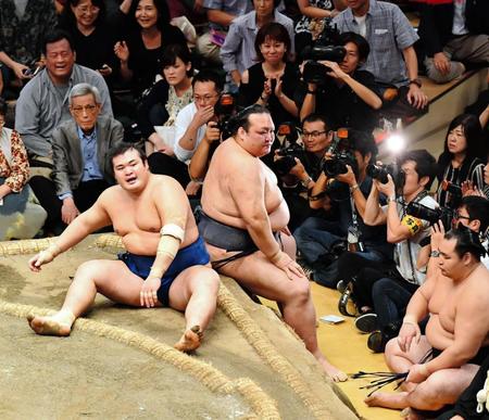 千代の海（左）を寄り切りで下した稀勢の里＝両国国技館（撮影・中田匡峻）