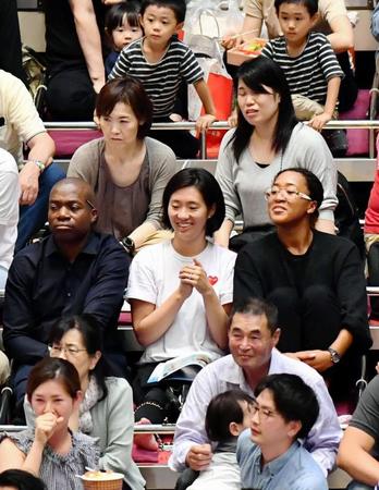 大相撲秋場所７日目を観戦に訪れる大坂なおみ（中列右端）＝両国国技館（撮影・中田匡峻）