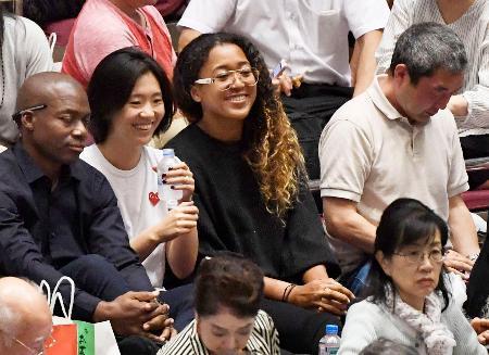 　大相撲を笑顔で観戦するテニスの大坂なおみ選手（左から３人目）＝１５日、両国国技館