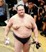 千代の国を下し懸賞金を受け取る稀勢の里＝両国国技館（撮影・中田匡峻）