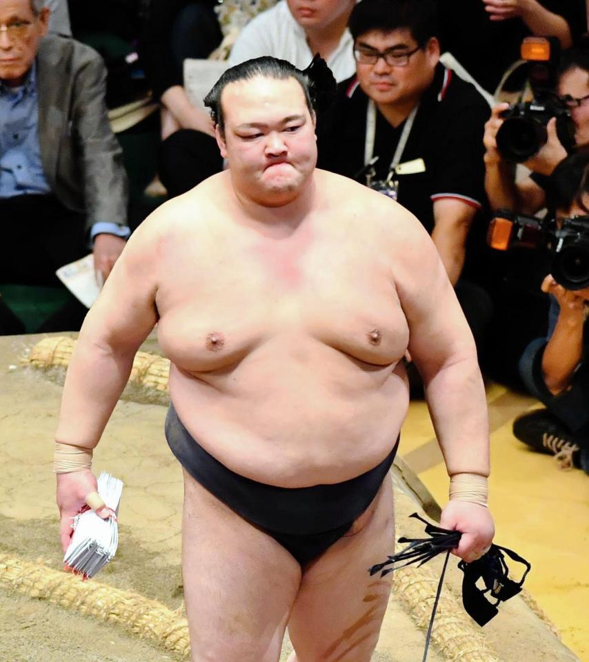 千代の国を下し懸賞金を受け取る稀勢の里＝両国国技館（撮影・中田匡峻）