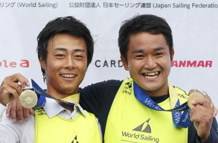 　男子４７０級で優勝し笑顔の岡田（左）、外薗組＝神奈川県江の島