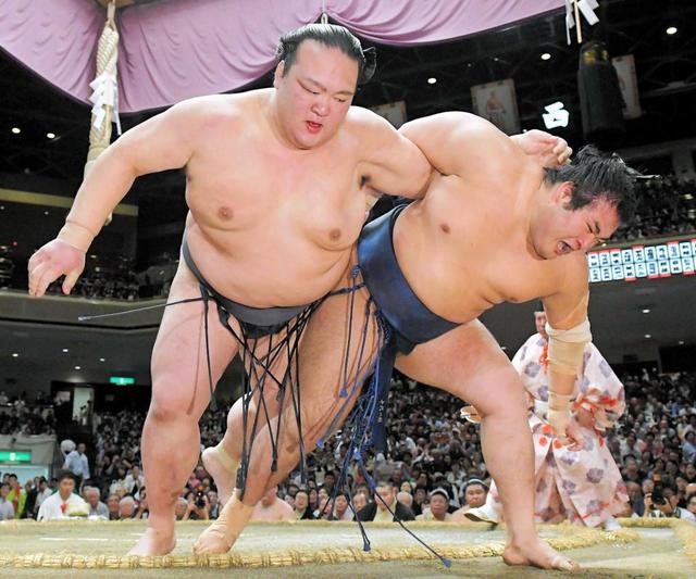 稀勢の里 危な勝った　平幕に大苦戦…投げられるも横綱の意地　紙一重で連敗阻止