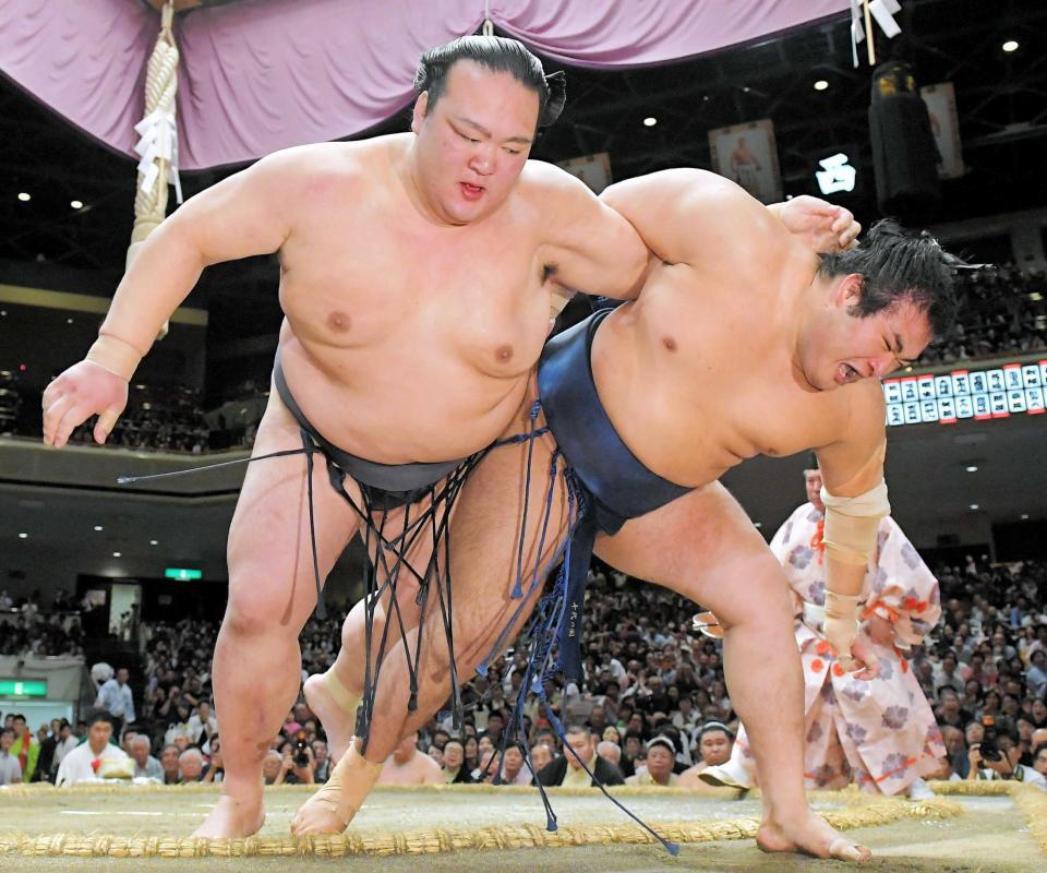 　千代の国（右）を寄り切りで下す稀勢の里