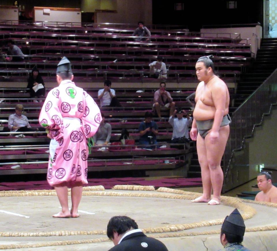 ３連勝した朝阪神（右）