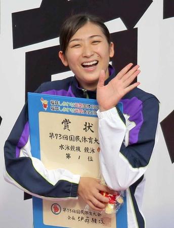 　少年女子Ａ１００メートル自由形決勝で優勝し、笑顔を見せる池江璃花子