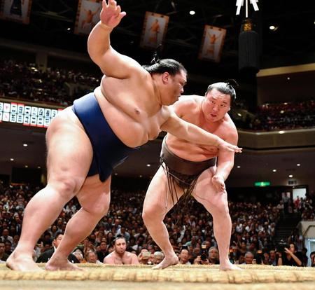 御嶽海（左）を寄り切りで下す白鵬＝両国国技館（撮影・西岡正）