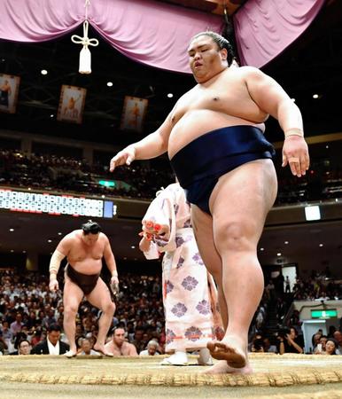 白鵬に敗れ、３敗目となり引き揚げる御嶽海（右）＝両国国技館（撮影・西岡正）