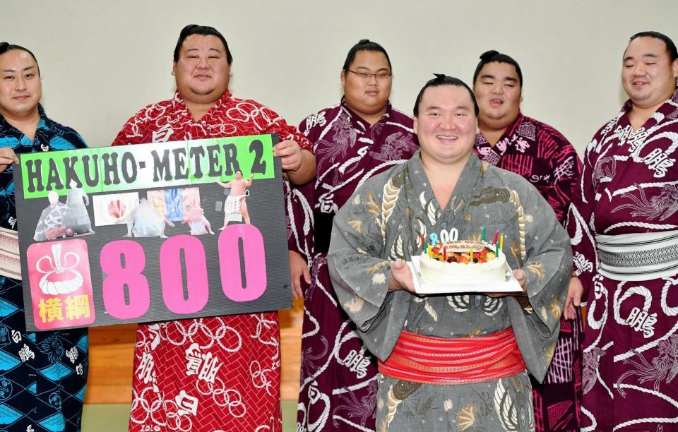 　横綱８００勝を達成し、お祝いのケーキを手に満面の笑みを浮かべる白鵬（手前右）