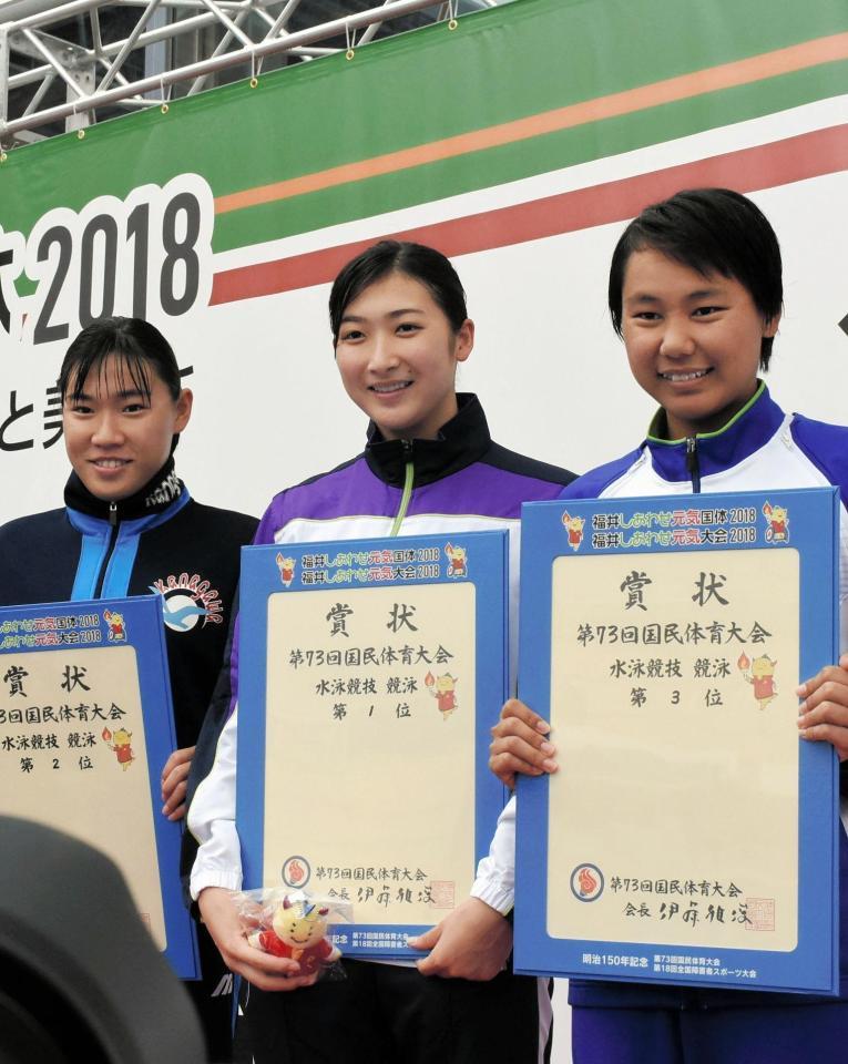 優勝し笑顔の池江璃花子（中）