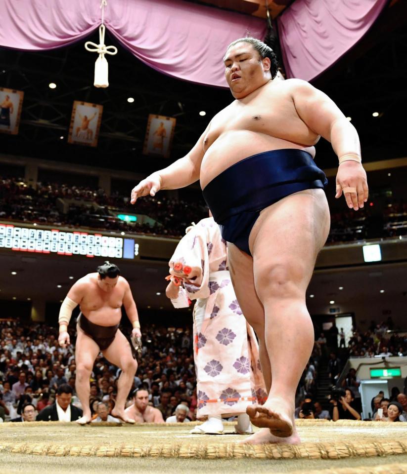 白鵬に敗れ、３敗目となり引き揚げる御嶽海（右）＝両国国技館（撮影・西岡正）