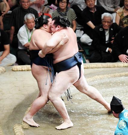 　御嶽海（左）を寄り切りで破った鶴竜＝両国国技館（撮影・園田高夫）