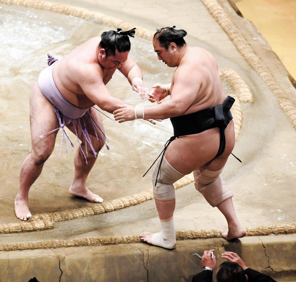 琴恵光（左）に押し出しで敗れた安美錦＝両国国技館（撮影・園田高夫）