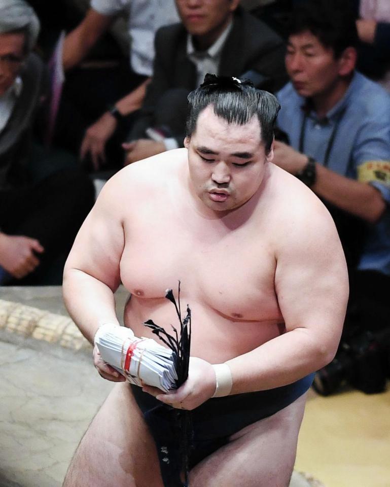 懸賞金を手にする鶴竜＝両国国技館（撮影・園田高夫）