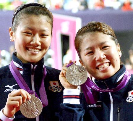 　２０１２年８月、ロンドン五輪バドミントン女子ダブルスで銀メダルを獲得した藤井（右）、垣岩組＝ウェンブリー・アリーナ（共同）