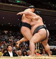 蒼国来（中央）を師匠の時津風親方（左下）の前で寄り切りで破り５勝目を挙げた豊ノ島＝両国国技館（撮影・中田匡峻）