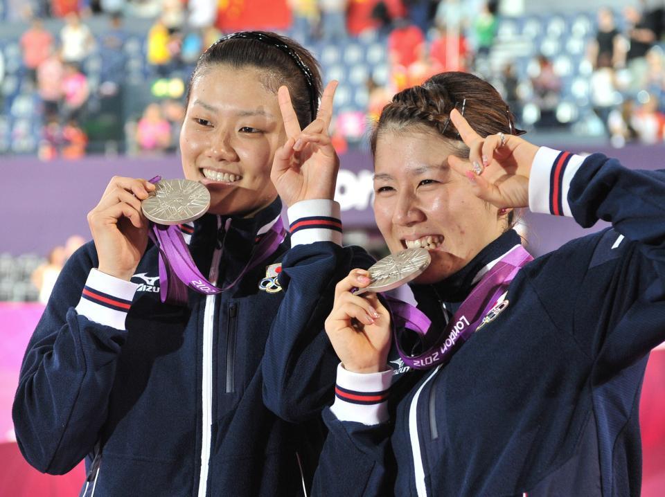 ロンドン五輪バドミントン女子ダブルスで銀メダルを獲得した藤井瑞希（右）と垣岩令佳＝２０１２年８月５日