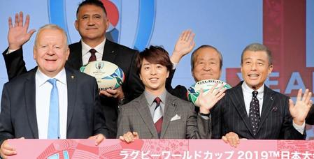 ラグビーＷ杯２０１９日本大会～１年前記念イベント～に登場した桜井翔（前列中央）と右は舘ひろし。後列左はラグビー日本代表ヘッドコーチのジェイミー・ジョセフ氏＝都内