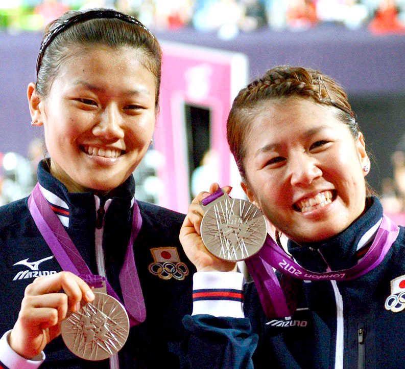 　２０１２年８月、ロンドン五輪バドミントン女子ダブルスで銀メダルを獲得した藤井（右）、垣岩組（共同）