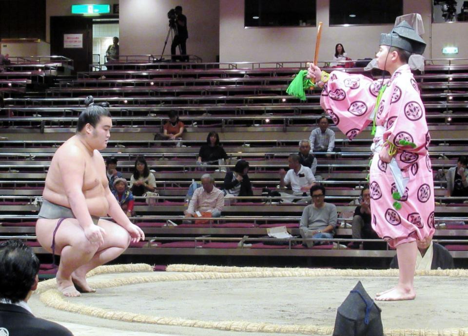 勝ち名乗りを受ける朝阪神