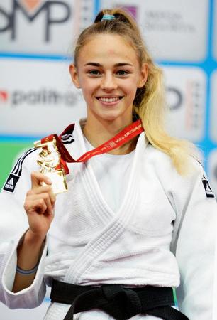 女子48キロ級で優勝し、金メダルを手に笑顔のウクライナのダリア・ビロディド＝バクー（共同）